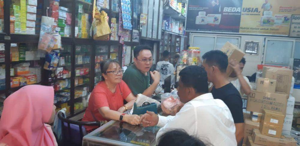 Petugas kepolisian Polres Binjai, yang mendatangi sejumlah apotek guna mempertanyakan kesediaan masker (IDN Times/ istimewa)