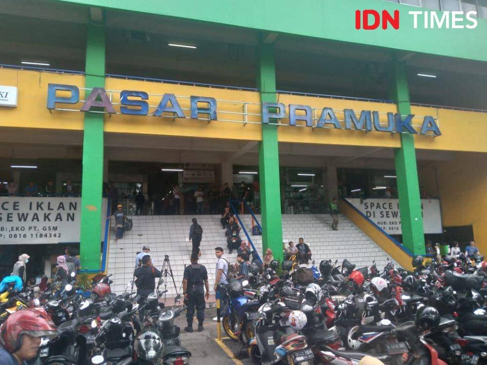 Suasana antrian pembelian Masker di Pasar Pramuka setelah Pasar Jaya umumkan harga Rp125 ribu per kotak (IDN Times/Lia Hutasoit)