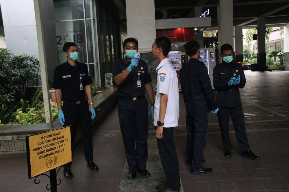 Pengecekan suhu badan di lingkungan Balai Kota DKI Jakarta (Dok. Humas DKI Jakarta)
