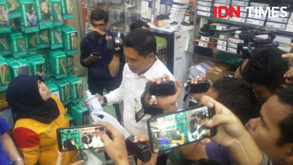 KPPU Wilayah I melakukan sidak ke distributor masker di Kota Medan (IDN Times/Prayugo Utomo)
