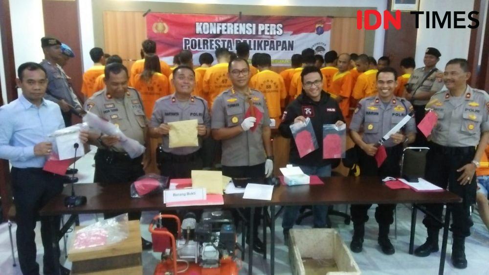 Jajaran Polresta Balikpapan memperlihatkan barang bukti dari 25 kasus kejahatan yang diungkap. (IDN Times/Surya Aditya)