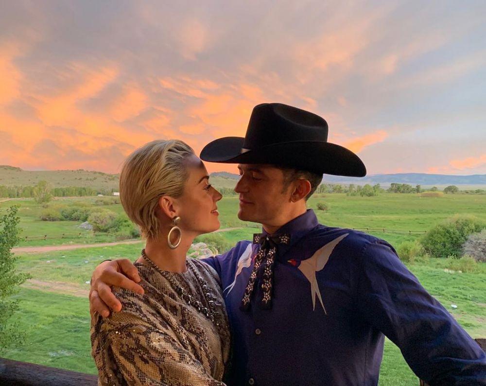 Positif Hamil, 11 Kemesraan Katy Perry & Orlando Bloom Bikin Gemas!