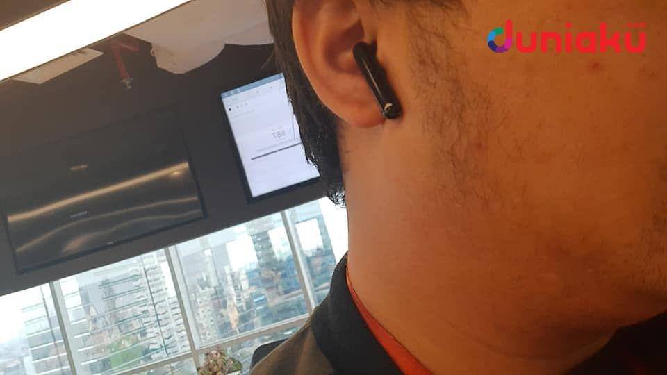 Pemakaian Oppo Enco Free. duniaku.com/Adhitya Daniel