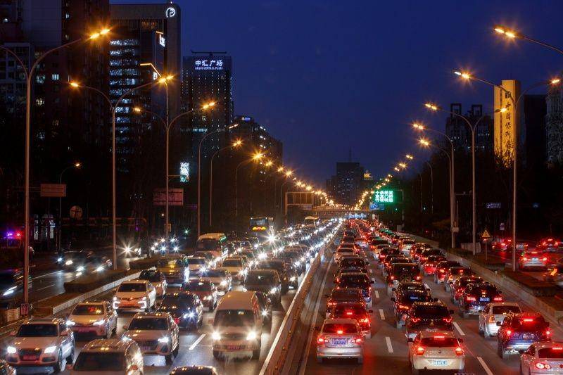 Lalu lintas padat mengisi jalan utama saat malam sibuk, saat negeri tersebut sedang terjadi penularan COVID-19, di Beijing, Tiongkok, pada 3 Maret 2020. ANTARA FOTO/REUTERS/Thomas Peter