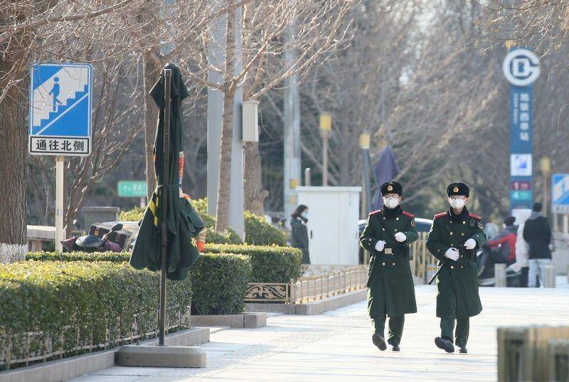 Petugas polisi menggunakan masker berjaga di jalan di Beijing, Tiongkok, pada 1 Maret 2020, di tengah mewabahnya COVID-19. ANTARA FOTO/The Yomiuri Shimbun