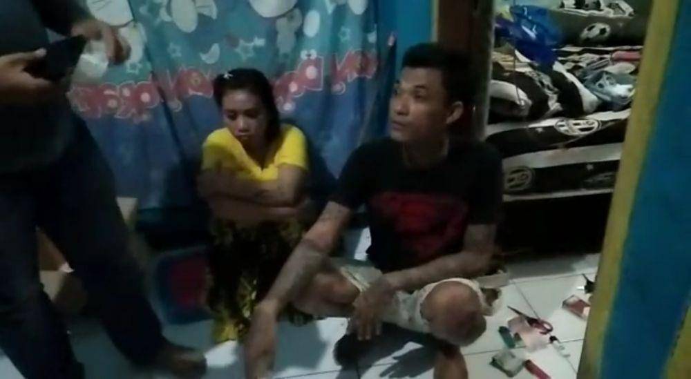 Polisi saat mengerek rumah kontrakan pasutri yang diduga menjadi pengedar sabu-sabu. IDN Times/Istimewa