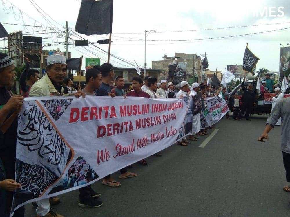 Ratusan massa menggelar aksi unjuk rasa kecam kekerasan yang terjadi terhadap muslim di India (IDN Times/ Bambang Suhandoko)