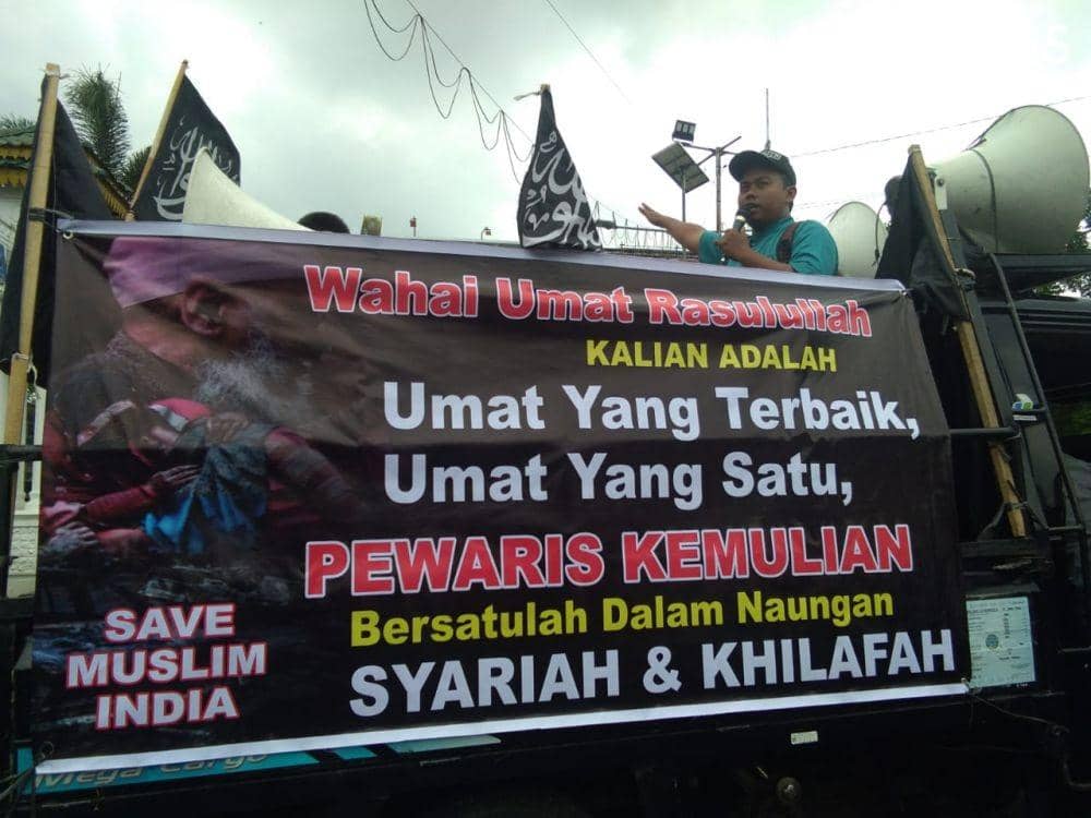 Massa kota binjai menggelar aksi unjuk rasa kecam menindasan muslim di India (IDN Times/ Bambang Suhandoko)