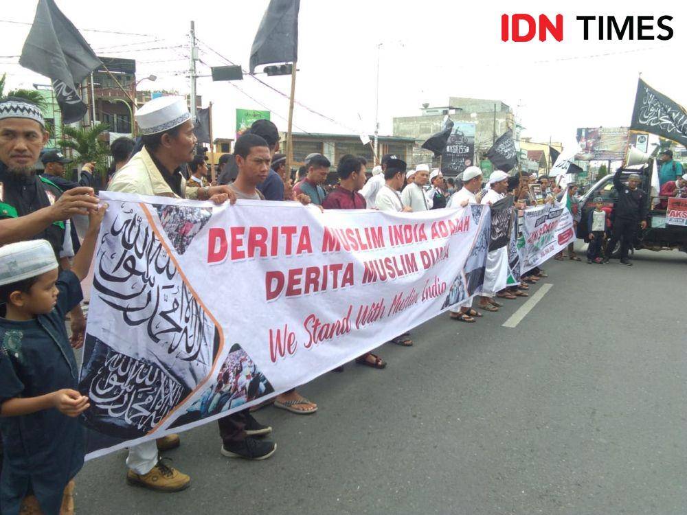 Ratusan massa muslim yang melakukan long march dari masjid agung menuju Pemko Binjai, kecam aksi kekerasan terhadap muslim di India (IDN Times/ Bambang Suhandoko)