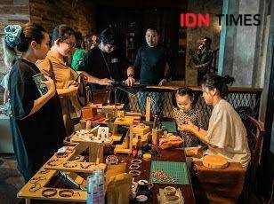 Istri Wagub Sumut saat mengunjungi pameran The Goods Spot vol.3 (IDN Times/Indah Permata Sari)