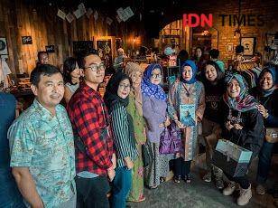 Foto bersama dengan beberapa tenant (IDN Times/Indah Permata Sari)