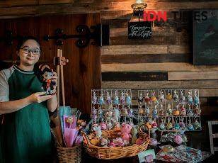 Seorang Millennial yang sedang memperlihatkan hasil dari rajutan yang sibuat sendiri olehnya (IDN Times/Indah Permata Sari)