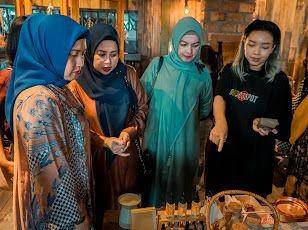 Foto paling kiri, istri Wagub Sumut bersama salah seorang pemilik brand sekaligus  pendiri The Goods Spot (IDN Times/Indah Permata Sari)
