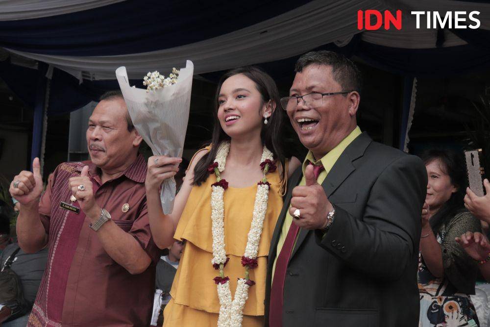Lyodra Ginting bersama Dinas Pariwisata Sumut dan Kepala Sekolah SMA Santo Thomas 2 Medan  (IDN Times/Yurika Febrianti)