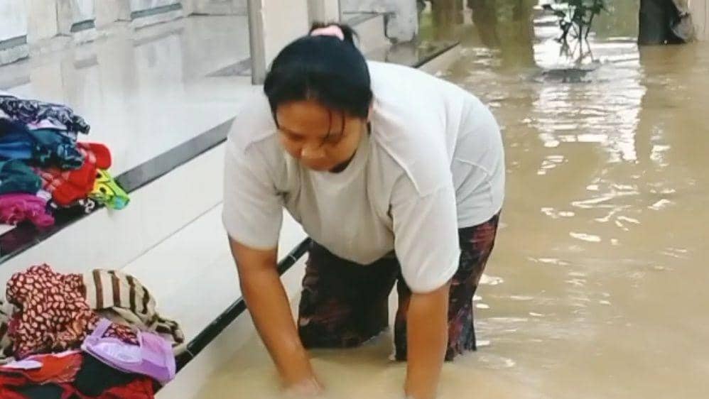 Warga mencuci pakaian saat banjir melanda Desa Gintung Lor Kecamatan Susukan Kab. Cirebon. (Istimewa)