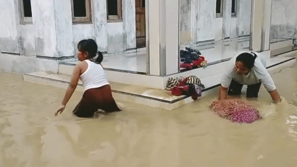 Banjir melanda Desa Gintung Lor Kecamatan Susukan Kab. Cirebon. (Istimewa)