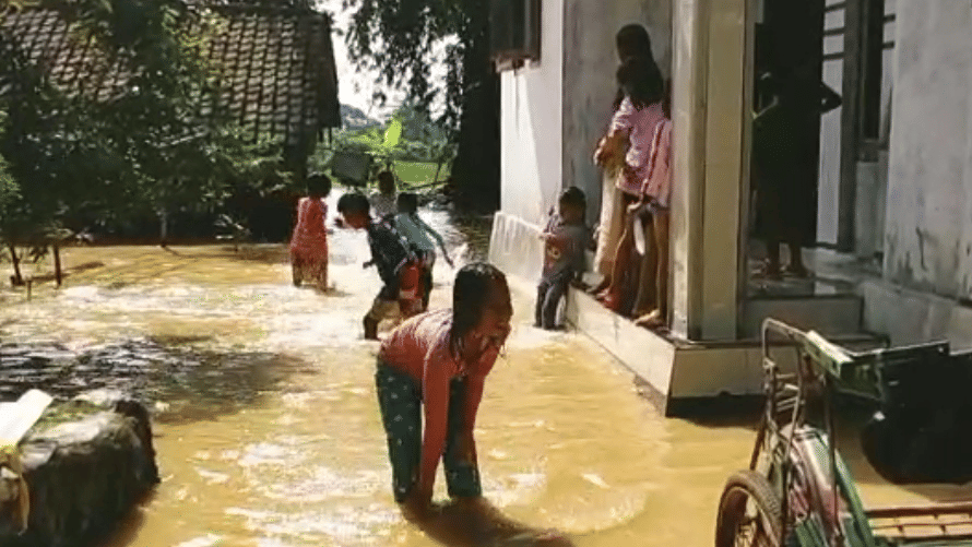 Banjir melanda Desa Gintung Lor Kecamatan Susukan Kab. Cirebon. (Istimewa)