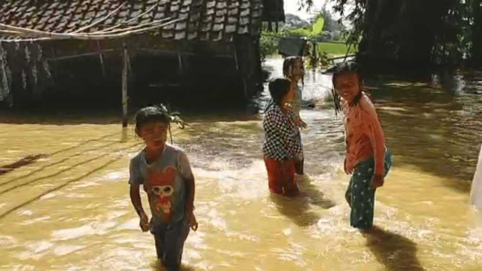 Ratusan Rumah Warga Desa Gintung Lor di Cirebon Terendam Banjir
