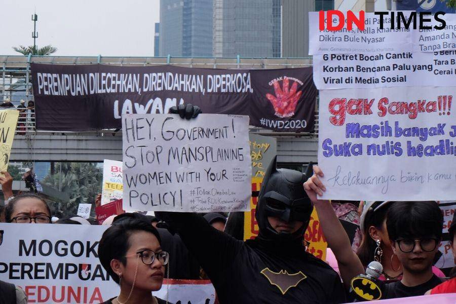 Salah satu poster dalam acara Women's March 2020 di Jakarta. 8 Maret. IDN Times/Tyas Hanina