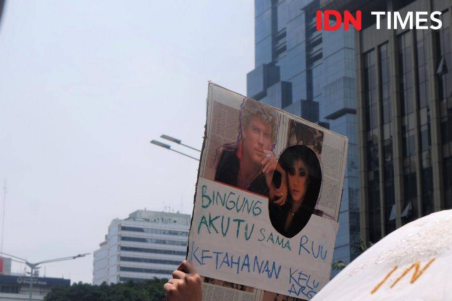 Salah satu poster dalam acara Women's March 2020 di Jakarta. 8 Maret. IDN Times/Tyas Hanina