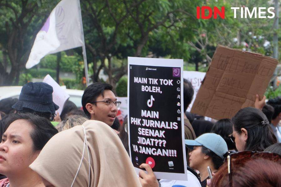 Salah satu poster dalam acara Women's March 2020 di Jakarta. 8 Maret. IDN Times/Tyas Hanina
