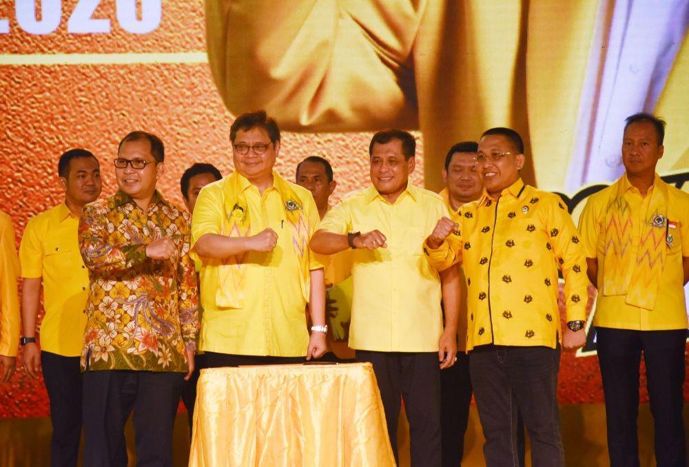 Pilkada Makassar, Danny Pomanto Terima Surat Tugas dari Golkar