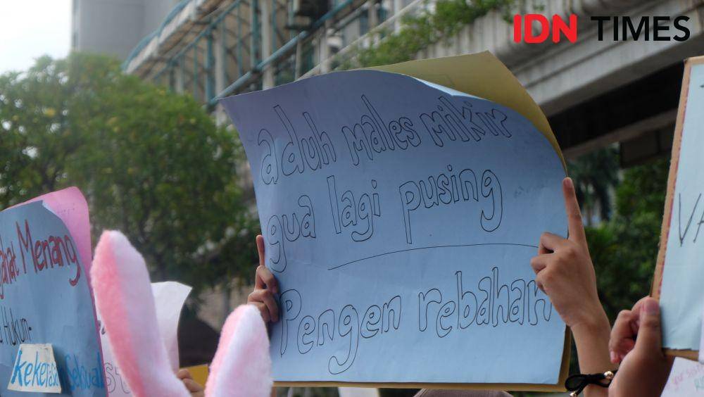 Salah satu poster dalam acara Women's March 2020 di Jakarta. 8 Maret. IDN Times/Tyas Hanina