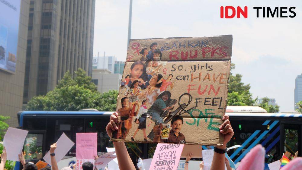 Salah satu poster dalam acara Women's March 2020 di Jakarta. 8 Maret. IDN Times/Tyas Hanina