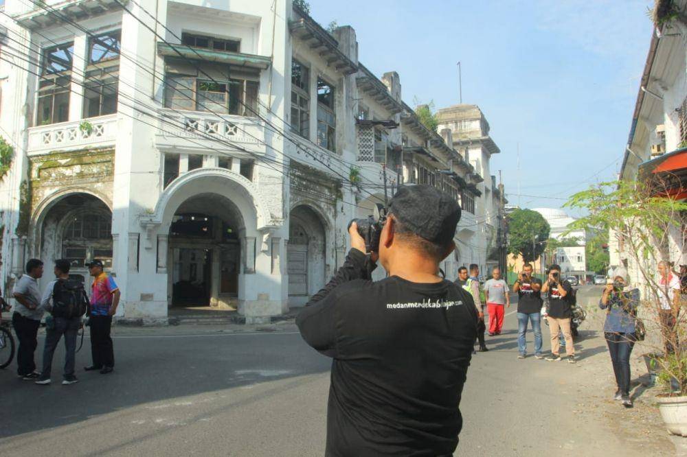 Plt Wali Kota Medan Akhyar Nasution memotret gedung Warenhuis (Dok.IDN Times/istimewa)