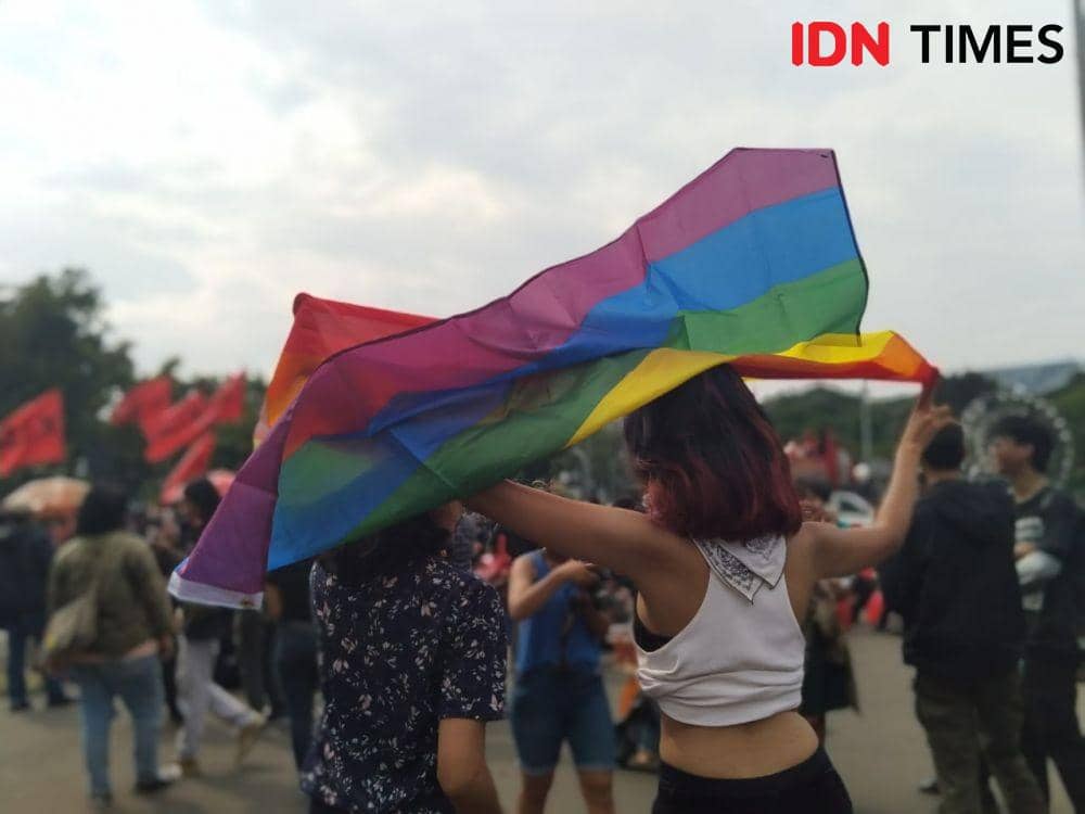 Komunitas Arus Pelangi mengikuti hari International Women’s Day, di depan halaman Monas, Minggu (8/3) (IDN Times/Dini Suciatiningrum)