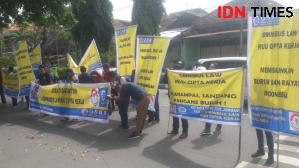 Buruh demo tolak Omnibus Law Cipta Kerja di Jombang. IDN Times/Zainul Arifin