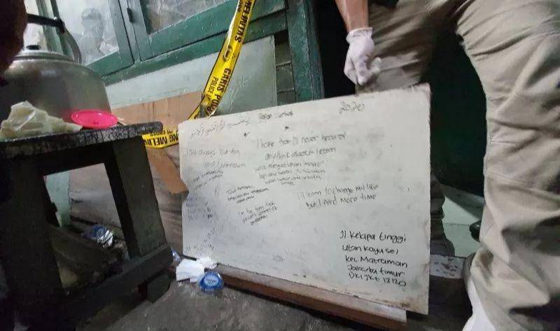 Papan tulis yang berisi curhatan NF yang bunuh tetangganya berusia di bawah umur di kecamatan Sawah Besar, Jakarta Pusat, Rabu (6/3/2020). (ANTARA/Livia Kristianti)