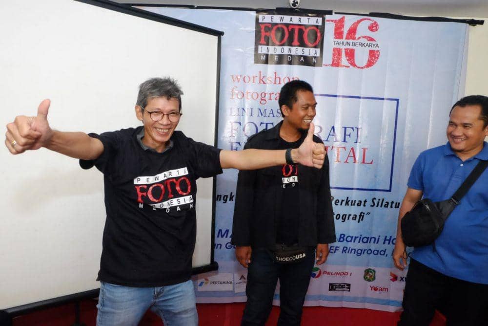 Eddy Hasbi acungkan jempolnya yang menandai bagagia dapat berbagi pengalaman menjadi pemateri (Dok.PFI Medan for IDN Times)