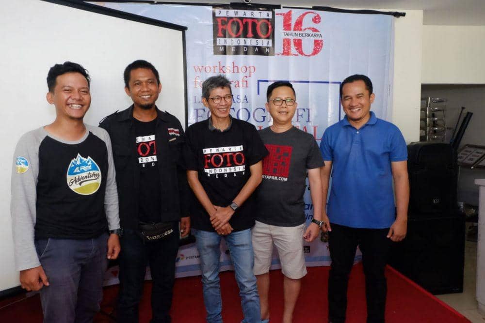 Eddy Hasby foto bersama dengan ketua PFI Medan kiri kedua (Dok.PFI Medan for IDN Times))