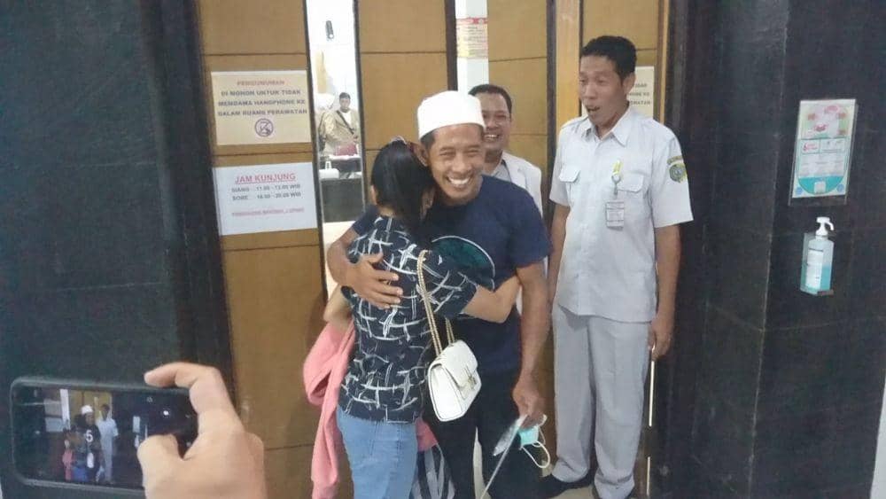Pasien terduga corona memeluk suami setelah dinyatakan negatif, IDN Times / Bramanta Pamungkas