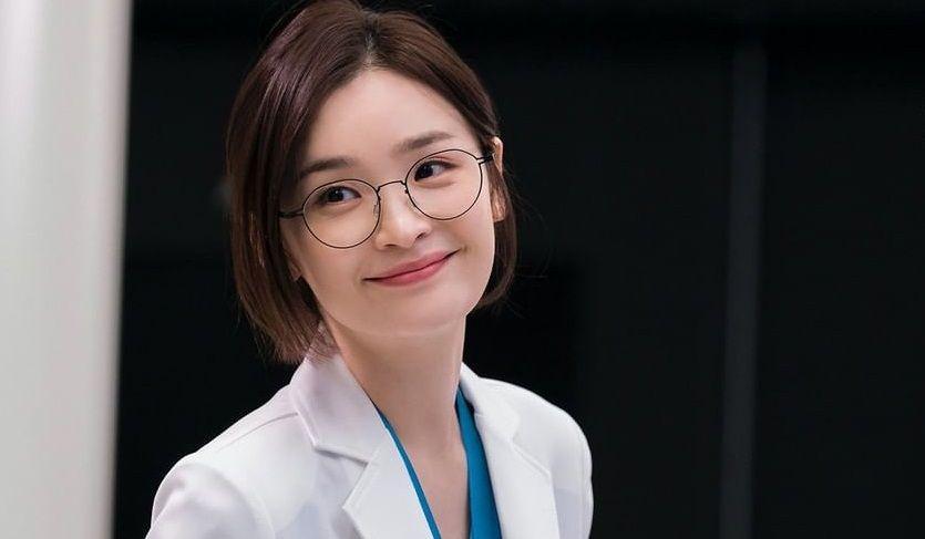 9 Potret Jeon Mi Do, Sahabat Jo Jung Suk di KDrama Hospital Playlist