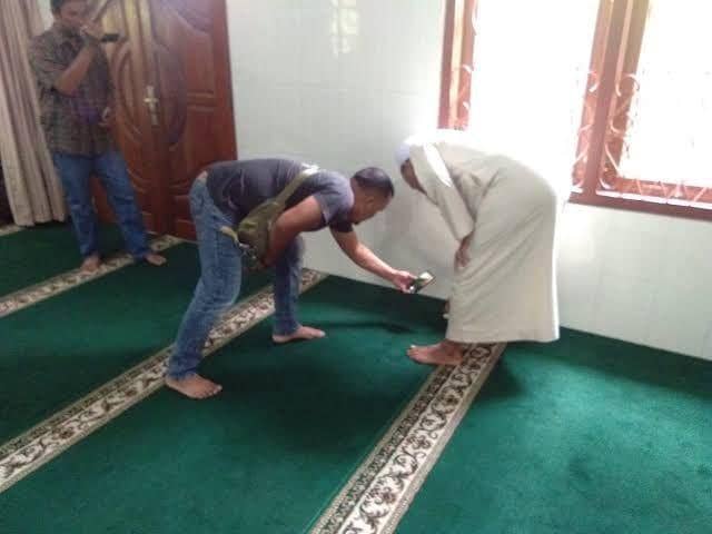 Ilustrasi karpet masjid yang terbakar (IDN Times/ istimewa)