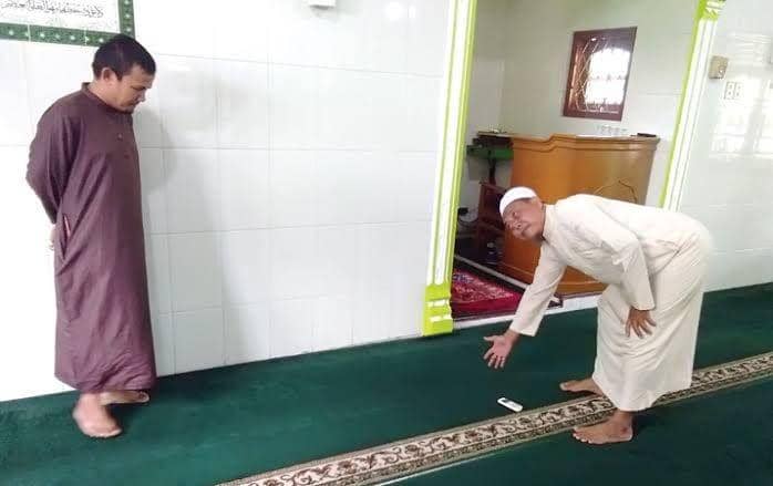 Karpet masjid yang sempat terbakar (IDN Times/ istimewa)