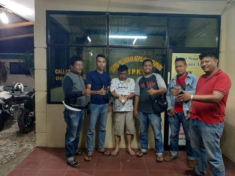 Oknum mantan polisi bawa sabu dan mobil bodong diapit petugas kepolisian Polsek Binjai Timur (IDN Times/ istimewa)