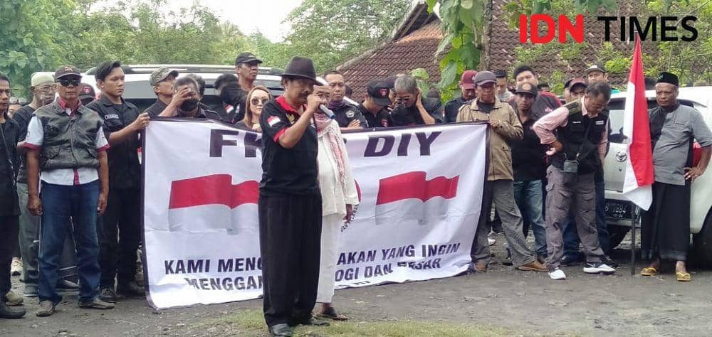 Kasani, Pembina Komunitas Bantul Anti Huru-Hara turut menyampaikan orasi di Kampus STIE Hamfara. IDN Times/Daruwaskita