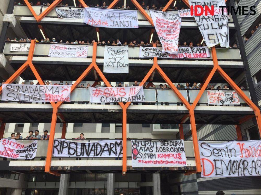 Atribut orasi mahasiswa yang menentang kebijakan kampus. Salah satunya tampak tertulisn ‘Orang miskin jangan kuliah di sini’ (IDN Times/Rohman Wibowo)