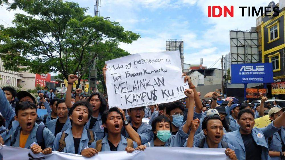 Atribut orasi mahasiswa yang menentang kebijakan kampus. Salah satunya tampak tertulisn ‘Orang miskin jangan kuliah di sini’ (IDN Times/Rohman Wibowo)