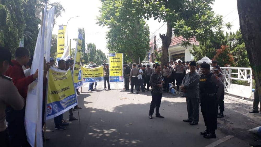 Belasan buruh demo di DPRD Jombang. IDN Times/Zainul Arifin