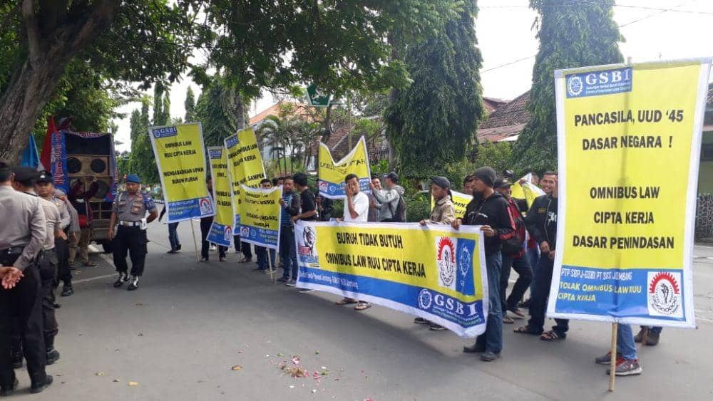 Datangi Gedung Dewan, Buruh di Jombang Tolak Omnibus Law