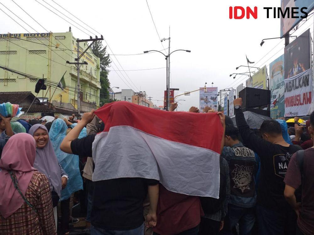 Diguyur Hujan, Massa Aksi Mosi Parlemen Jalanan Tetap Bertahan