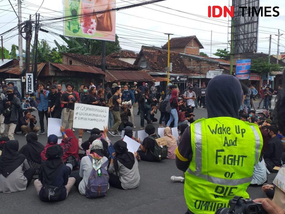 [BREAKING] Massa Aksi Tolak Omnibus Law Mulai Padati Pertigaan Gejayan