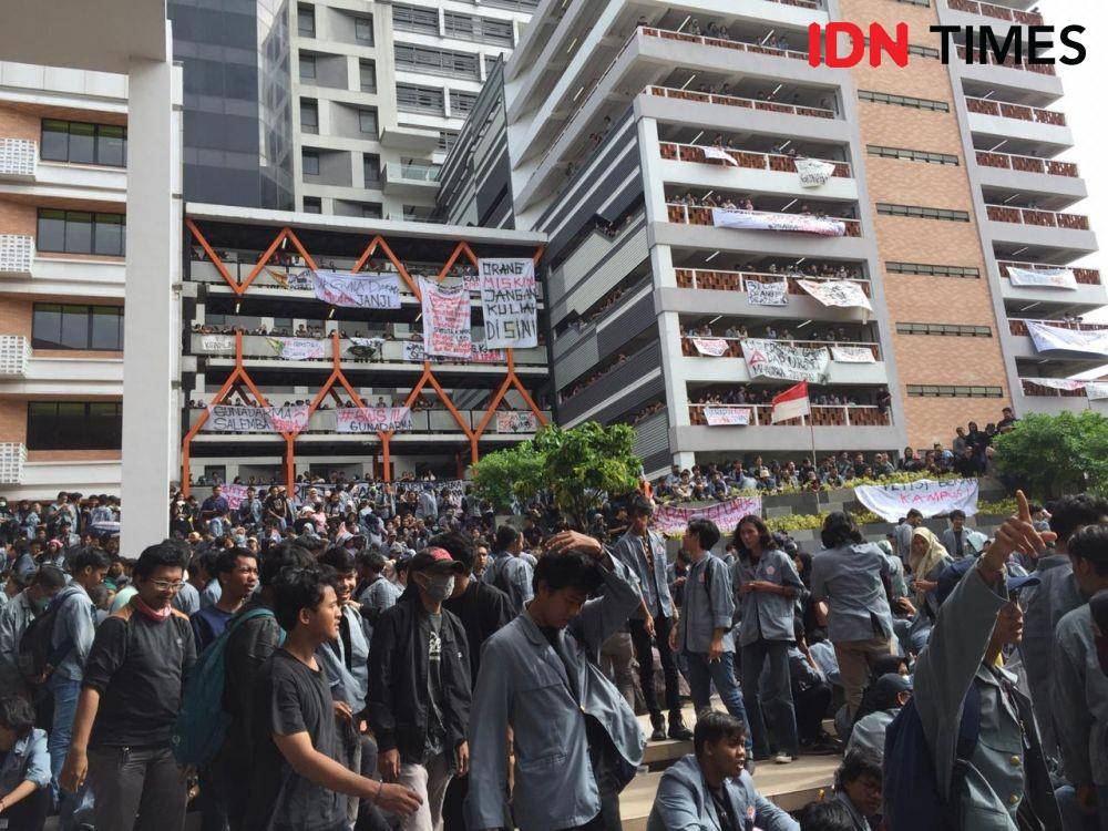 Mahasiswa Gunadarma unjuk rasa menentang kebijakan kampus, Senin (9/3) IDN Times/Rohman Wibowo