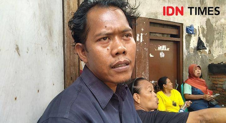 Ayah korban, Kartono (40) masih syok dengan kejadian yang menimpa putrinya, Senin (9/3) (IDN Times/Dini Suciatiningrum)
