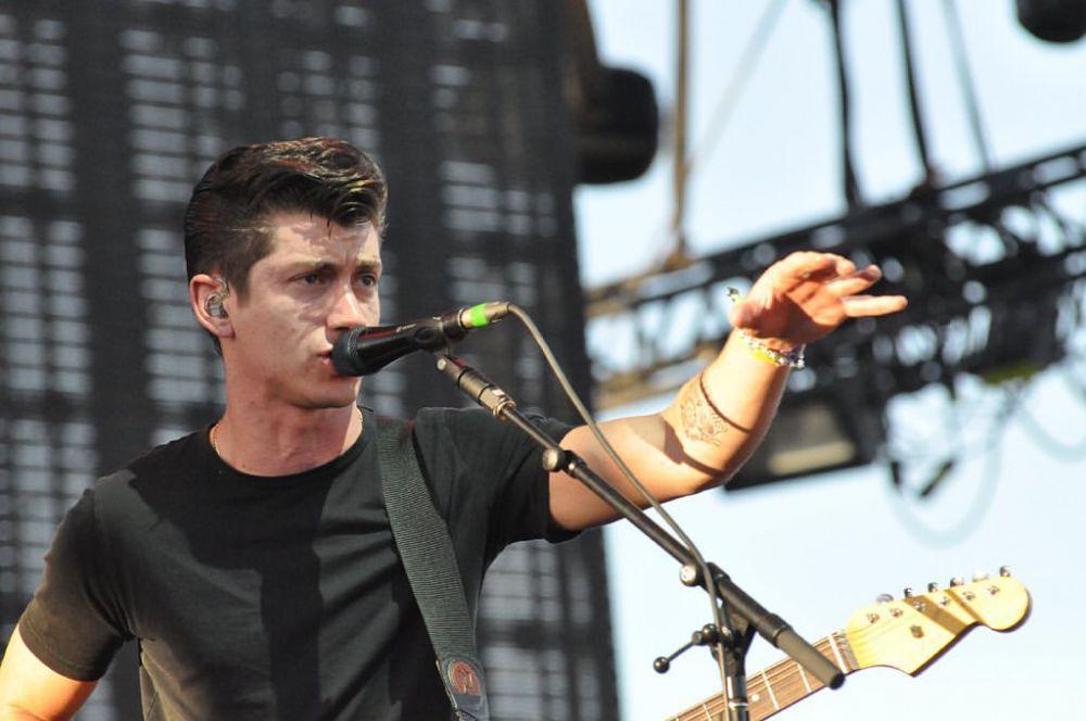 10 Potret Kece Alex Turner, Frontman dari Band Arctic Monkeys