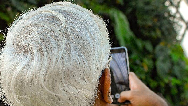 Ilustrasi pria dengan rambut beruban. unsplash.com/Gervyn Louis